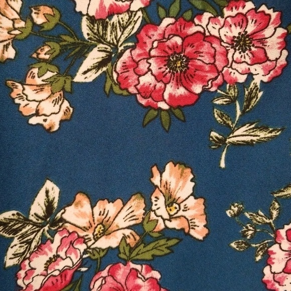 3/$15 Lily White Floral Blouse - Medium - Picture 4 of 6